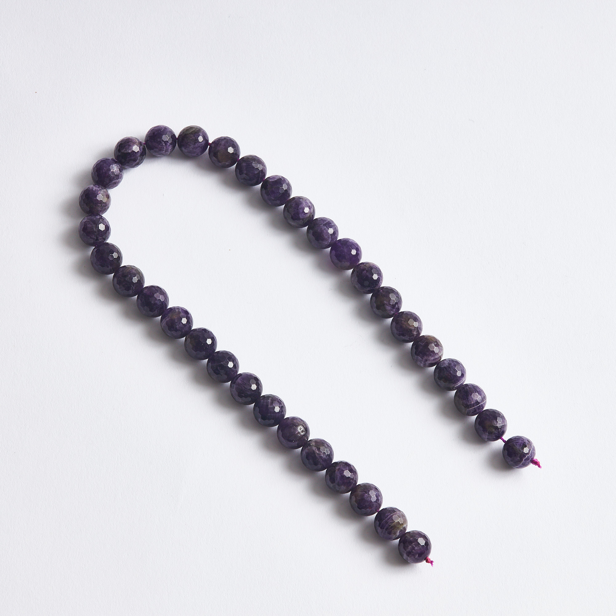 ametist-faset-kesim-10mm-dizi-front Hediye kutusunda Ametist faset kesim 10mm dizi taşlar.