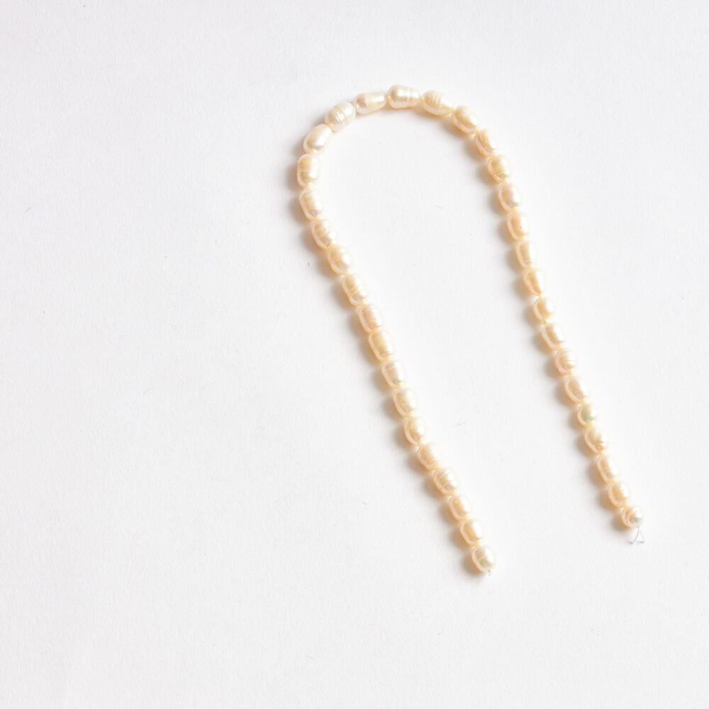 İnci doğal taş arpa kesim 7x8mm dizi ön görünüm.