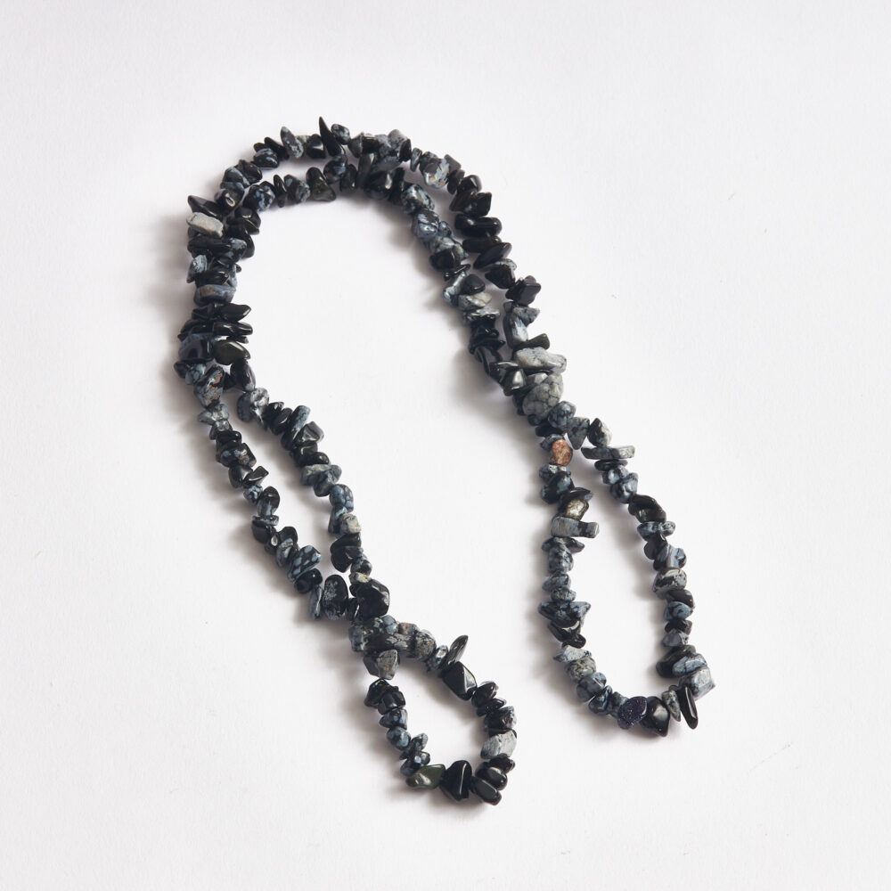 Karlı Obsidyen doğal taş kırık form dizi ön görünüm.