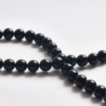 Yakın çekim 12mm oniks taş dizisi.