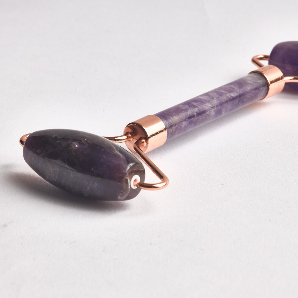 Rose-gold detaylı ametist roller yakın plan.