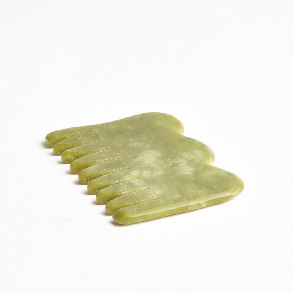 Jade massage comb – diş detay yakın plan.