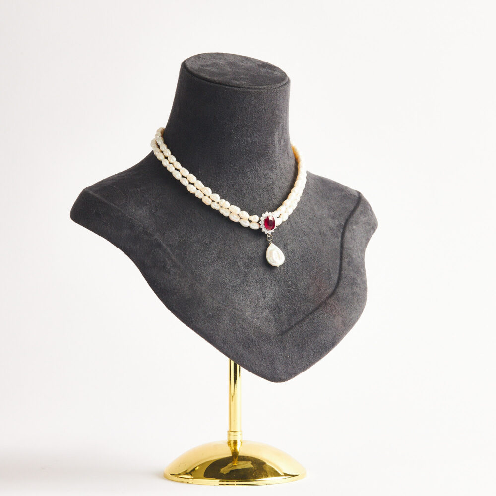 İnci & yakut tonlu taşlı, barok damla uçlu gümüş tonlu iki sıralı kolye.