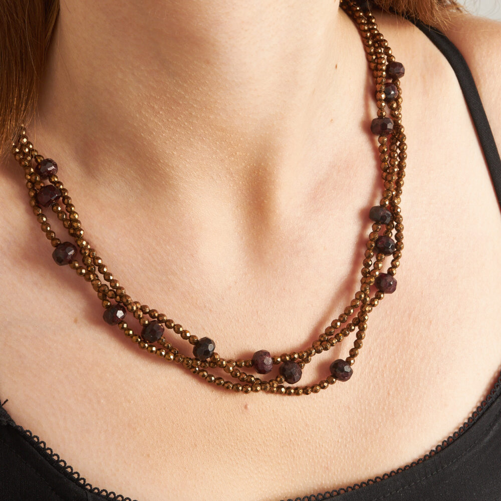 Garnet ve hematit taşlı, üç sıralı fasetli kolye.