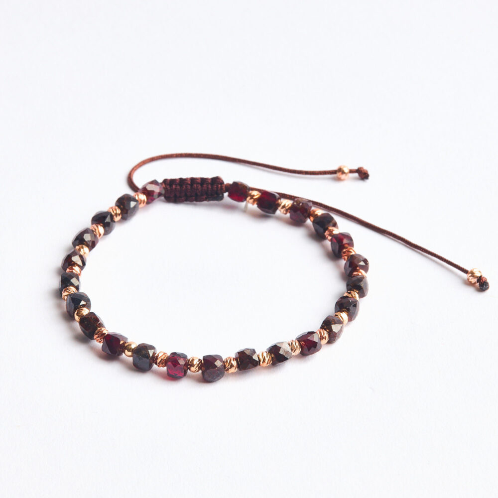 Lal (garnet) faset 4 mm dorikalı makrome bileklik – ön görünüm.