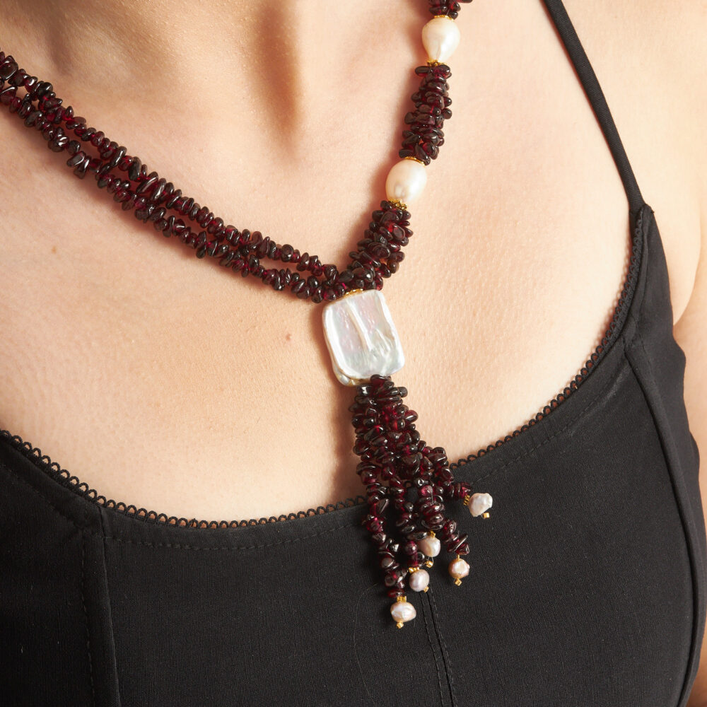 Nar salkımı esintili garnet–inci modern tasarım.