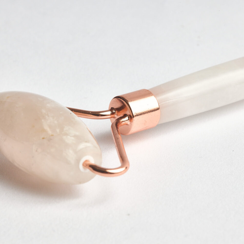 Rose-gold detaylı pembe kuvars roller yakın plan.
