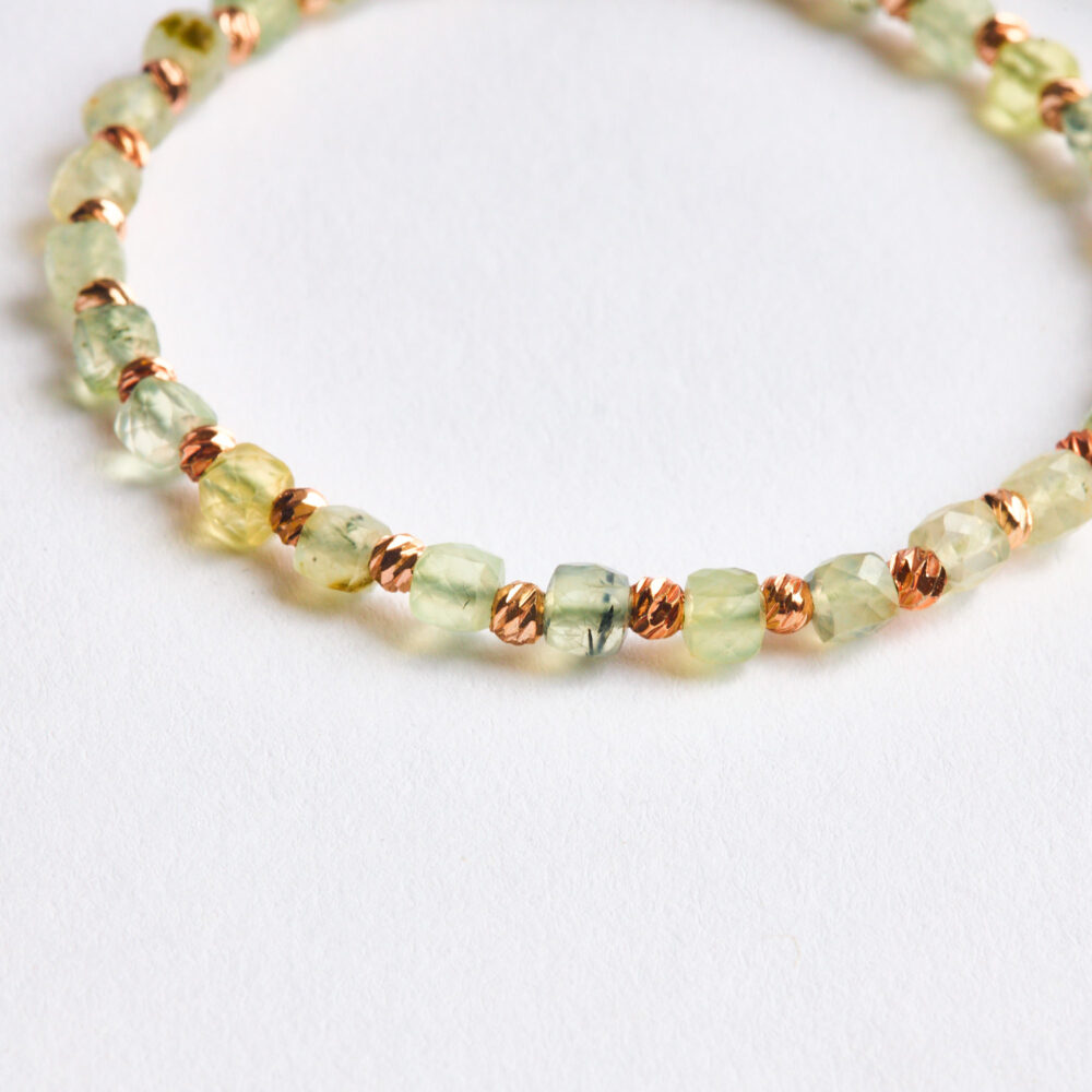 Prehnite boncuk ve gold dorika detay yakın plan.
