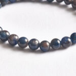 6 mm safir boncuklarda lacivert tonlar – yakın plan.