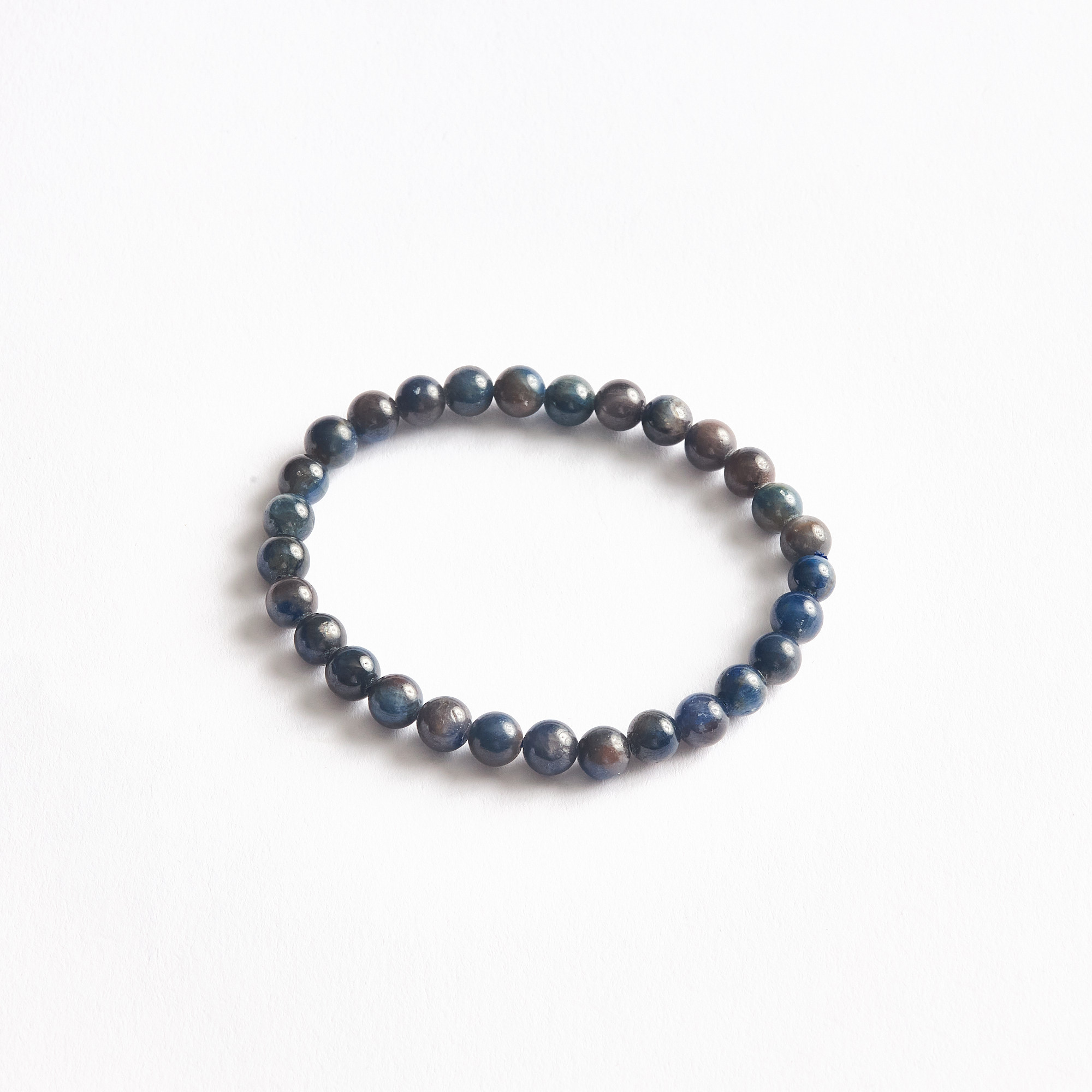 safir-dogal-tas-kure-kesim-bileklik-6mm-front. Safir doğal taş küre kesim bileklik 6 mm, önden görünüm.