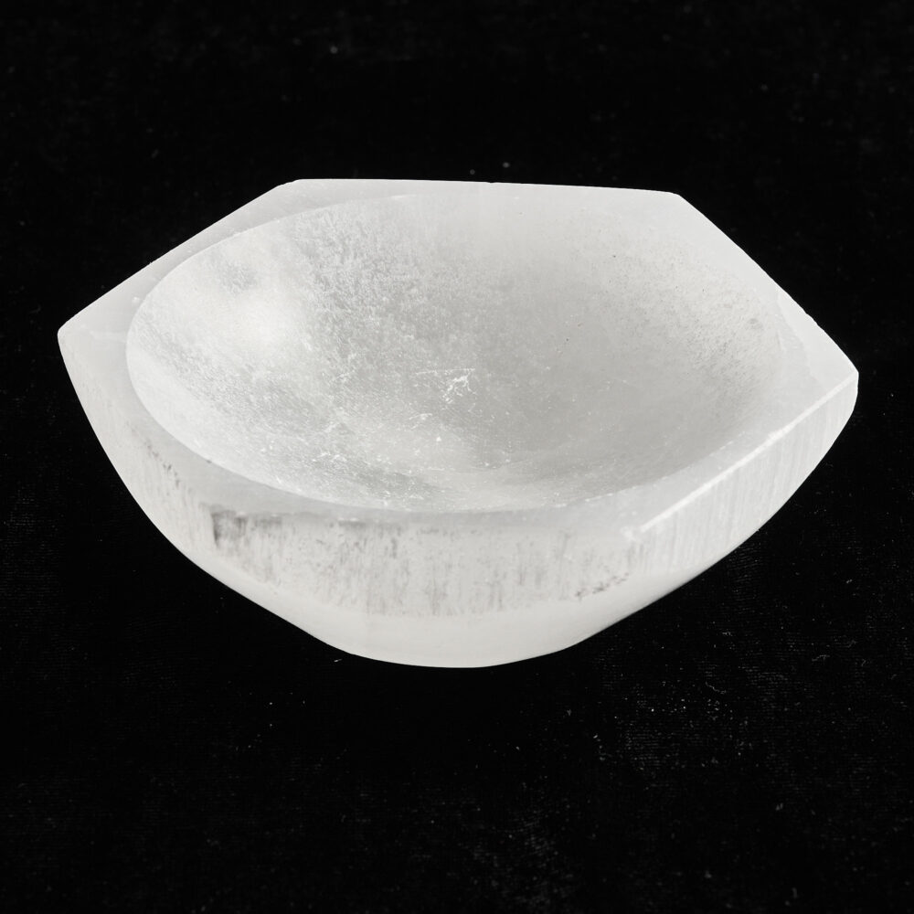 Selenite hex tower 10 cm, doğal doku yakın plan.