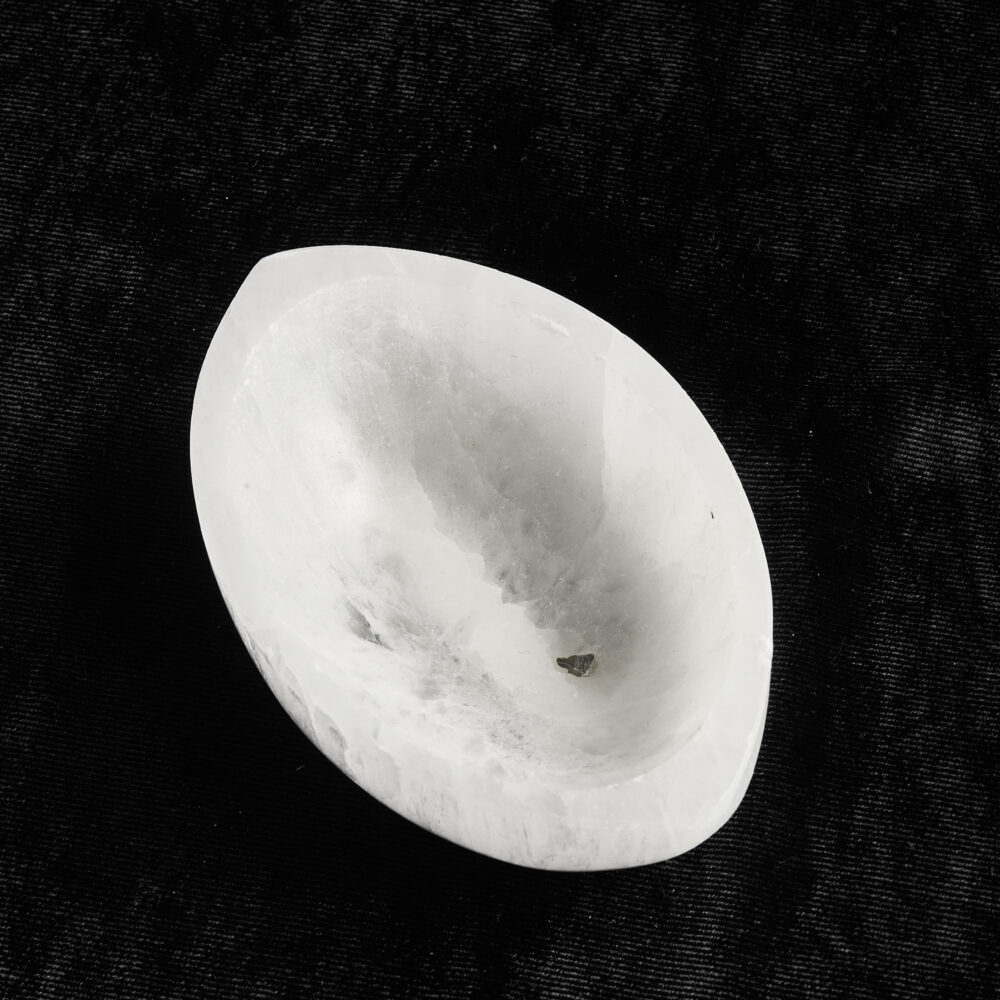Selenite oval 10 cm, doğal doku yakın plan.