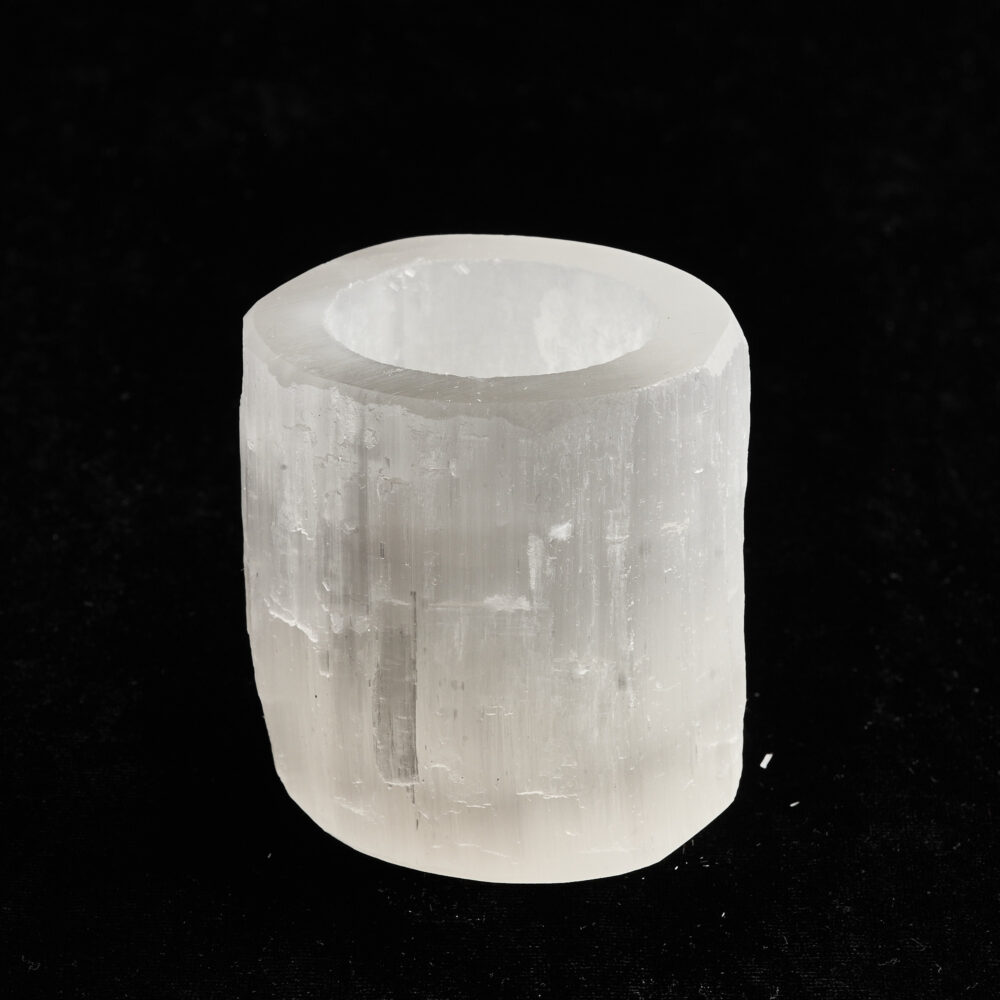 Selenite tealight holder, doğal doku yakın plan.