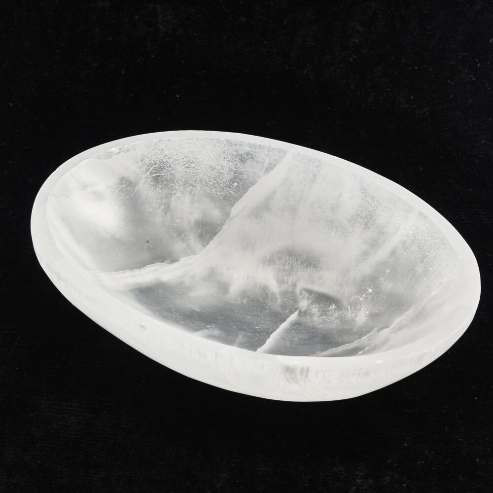 Selenite oval bowl 20 cm, doğal doku yakın plan.