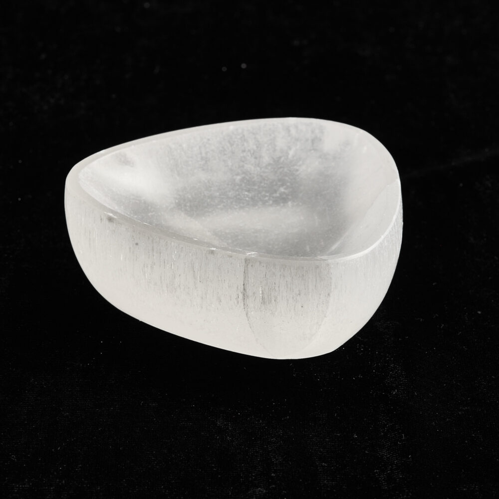 Selenit üçgen kase 8 cm – önden görünüm.