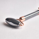Rose-gold detaylı Terahertz roller yakın plan.
